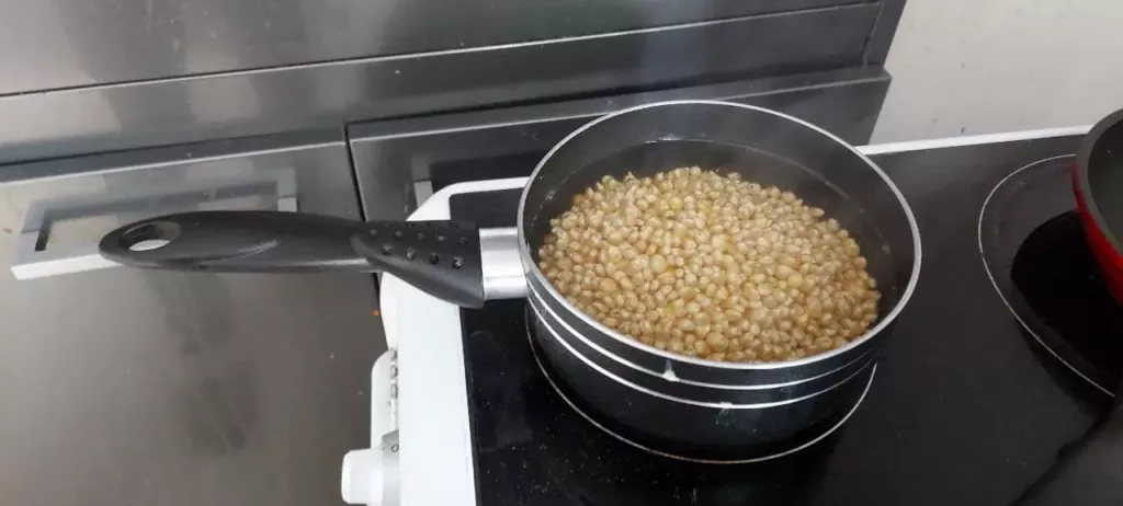 Boiling Popcorn grain