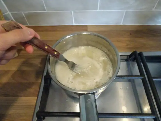 Stiring boiling agar