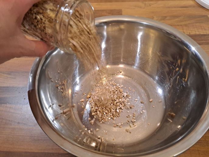 PF-tek vermiculite pour into bowl