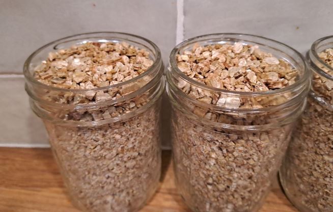 Topping the jars with vermiculite